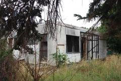 Zdevastované domy v pražském Podolí