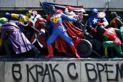 Rudoarmějci jako superhrdinové. Koněv není sám, v Evropě stojí další sovětské pomníky