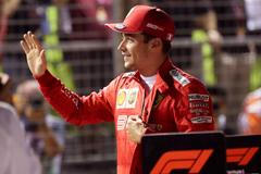 Pilot Ferrari Charles Leclerc slaví vítězství v kvalifikaci na GP Singapuru 2019 formule 1