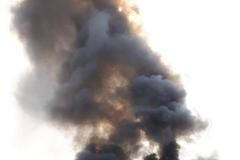 V Tursku u Prahy hoří sklad s bateriemi, kouř je vidět kilometry daleko