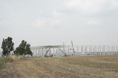 Lidé u D8 se brání stavbě hal na polích. U D11 na jednom místě půda nenávratně mizí