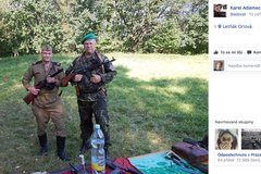 Muži s nášivkami Národní domobrany učili střílet děti