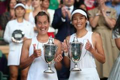 Barbora Strýcová a Sie Šu-wej s trofejemi pro vítězky ženské čtyřhry na Wimbledonu 2019