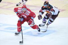 3. kolo hokejové Tipsport extraligy, HC Sparta Praha - HC Oceláři Třinec: Petr Vrána (Třinec) a Michal Řepík (Sparta)