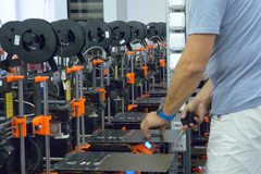 Tisícovka 3D tiskáren v jedné místnosti: Česká firma v centru Prahy pokořila rekord