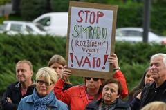 Protest proti továrně na psí krmivo