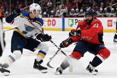 Radko Gudas a Alexej Toropčenko v přípravném zápase před NHL 2019-20