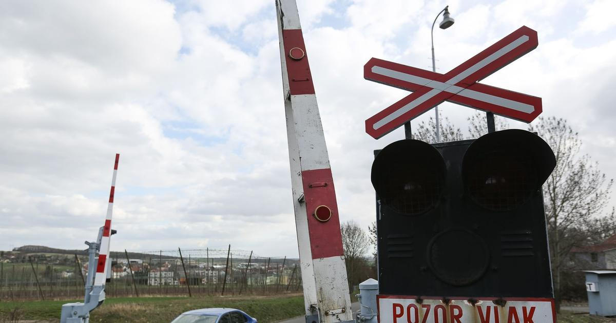 Na Českokrumlovsku se střetl vlak s autem, na místě je vrtulník