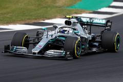 Valtteri Bottas v Mercedesu během tréninku na GP Británie formule 1.