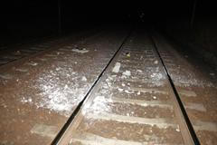 betonový blok na kolejích