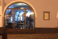 Zásah policie po střelbě v restauraci v Rychnově nad Kněžnou.