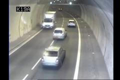 V Pisáreckém tunelu jel v protisměru. Řidiče náklaďáku hledá policie