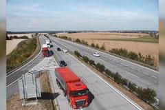 Nestihla včas sjet z dálnice. Nešťastný manévr omezil provoz na D11