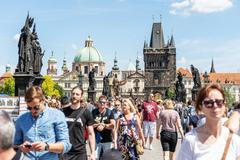 srovnání - Praha bez turistů a s nimi