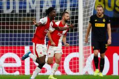 Peter Olayinka slaví gól v zápase LM Inter MIlán - Slavia Praha