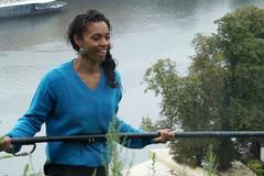 Bez jištění 35 metrů nad hladinou. Nebojím se, říká žena, která po laně přejde Vltavu