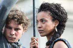 Francouzská provazochodkyně Tatiana-Mosio Bongongaová při přechodu přes Vltavu