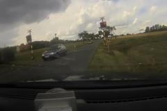 Další risk na přejezdu. Řidič přejel koleje na červenou, přímo před policisty