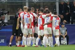Slávisté slaví gól v zápase LM Inter Milán - Slavia Praha