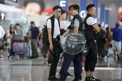 Policejní hlídka na letišti v Hongkongu.