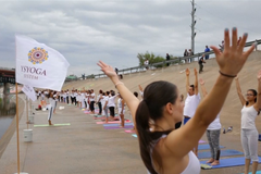 Jógou proti politice Donalda Trumpa