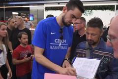 Hrdinové jsou doma. Sledujte návrat českých basketbalistů z MS