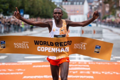 Keňan Geoffrey Kamworor zaběhl světový rekord v půlmaratonu.