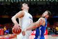 basketbal, MS 2019, Česko - Srbsko, Nikola Jokič a Patrik Auda