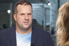 Nevidomý zpěvák vyhrává hitparády: Hudba léčí duši, nad osudem nepřemýšlím