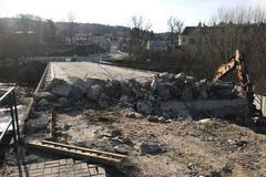 Právě probíhající demolice mostu v Karlových Varech v Doubí.