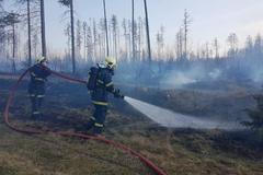 U Potštátu na Přerovsku hoří les. Hasit pomáhá i vrtulník