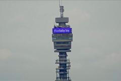 "Je to kluk!" hlásí londýnská věž. Meghan a Harry jsou rodiči