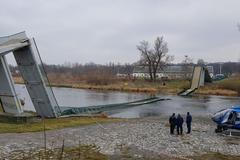 Lávka u Trojského zámku se zřítila do Vltavy