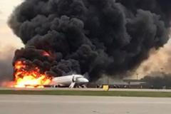 Nouzové přistání hořícího letadla na moskevském letišti Šeremeťjevo