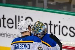 Vladimir Tarasenko slaví s brankářem Jordanem Binningtonem vítězství St. Louis nad Dallasem