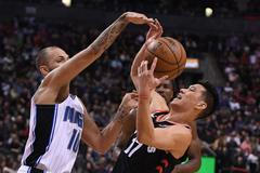 Evan Fournier z Orlanda (vlevo) se přetahuje o míč s Jeremym Linem z Toronta