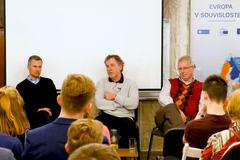 Je pro Českou republiku výhodné přijmou euro? Ekonomové a politici argumentují pro a proti.