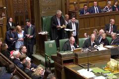 Britští poslanci opět odmítli všechny možnosti řešení brexitu