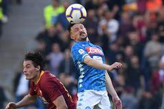 Patrik Schick a Mario Rui v utkání AS Řím s Neapolí