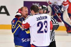 Český hokejový útočník Dmitrij Jaškin nasměroval reprezentaci za výhrou nad Švédskem důležitým prvním gólem, navíc Patricu Hörnqvistovi důrazně vysvětlil, co nesmí dělat před českou brankou