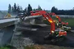 Demolice mostu na D1 u Velkého Meziříčí