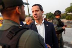 Juan Guaidó na letecké základně v Caracasu.