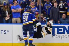 David Pastrňák, český útočník Bostonu, padá po zákroku Vladimira Tarasenka ze St. Louis ve čtvrtém utkání finálové série NHL