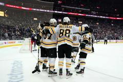 Český hokejový útočník David Pastrňák slaví s parťáky z Bostonu ve druhém kole Stanley Cupu puk v síti Columbusu