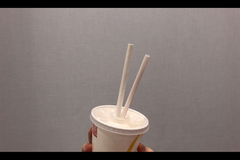 Skupinové testování papírových brček