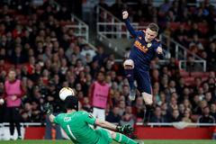 Český brankář Petr Čech v dresu Arsenalu likviduje v úvodním semifinále fotbalové Evropské ligy šanci Kevina Gameira z Valencie