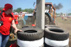 Rychle a zběsile. Rusové závodili v traktorech, jeden málem přejel fotografy