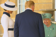 Trump přiletěl vrtulníkem královně na zahradu. Alžběta II. ho přivítala s úsměvem