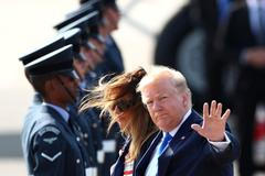 Trump přijel do Británie, čeká ho banket u královny i zatěžkávací zkouška