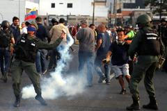 Tisíce lidí vyšly do  ulic Caracasu